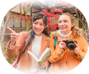 外国人女性を観光案内する日本人女性